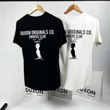 Remera negra de cuello redondo y manga corta, con estampado en el frente de la marca Duxon Original Co.