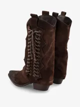 Bota de caña media color negro, confeccionada en gamuza, con diseño de cordones frontales que recorren gran parte de la caña. Posee taco bajo y punta cuadrada.