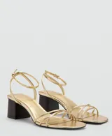 Sandalias de tacón medio ancho de imitación madera, color dorado, con tiras finas cruzadas en la parte delantera y tira ajustable al tobillo con hebilla.