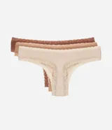 Kit de tres bombachas tipo hilo dental confeccionadas en microfibra, con detalles de encaje en los bordes y un pequeño lazo decorativo al frente. El set incluye tres tonos neutros: beige, marrón claro y marrón oscuro.