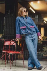 Campera de jean corte boxy con cierre frontal, cuello camisero y bolsillos frontales con solapa en tejido de punto color vino. Presenta detalles bordados en los bolsillos.