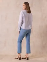 Blusa blanca de algodón marca Dash, con escote en V, abertura con botones, mangas 3/4 regulables con presilla y ruedo anudado.