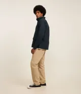 Campera bomber azul marino para hombre, confeccionada en sarga de algodón sostenible. Tiene cuello alto, cierre abotonado, bolsillos cargo con solapa y puños elásticos.