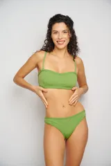 Top de bikini color ocre con escote corazón y breteles regulables.
