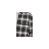 Campera Allsaints modelo Bayo Check, con diseño a cuadros en tonos negro y gris, cierre frontal con cremallera, bolsillos con solapa en el pecho y bolsillos laterales.