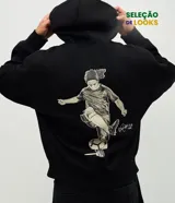 Buzo con capucha de corte boxy, confeccionado en tejido fleece. Presenta una estampa artística en la espalda que ilustra a un jugador de fútbol y firma bordada en el pecho.