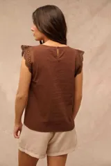 Blusa de manga corta color marrón chocolate, con cuello redondo y detalles de encaje en los hombros.
