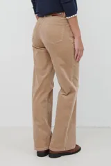 Pantalon de corte recto confeccionado en pana, con cintura media y cierre frontal.