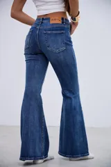 Jean de corte oxford con tiro medio-alto, confeccionado en denim azul con costuras verticales frontales que estilizan la silueta.