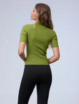 Buzo Philosophy de tejido acanalado color borgoña, con cuello alto y mangas cortas.