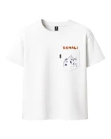 Remera blanca de algodón con cuello redondo y bolsillo en el pecho con estampado de montaña.