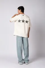 Remeron de corte oversize color negro, con estampa frontal en color gris desgastado que incluye el texto 'CNPT' y tres estrellas. Presenta cuello redondo y mangas cortas amplias.
