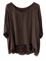 Blusa holgada color marrón con escote redondo, mangas cortas murciélago y diseño de doble capa con dobladillo desmechado.