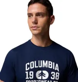 Remera azul marino de manga corta, con estampa frontal institucional de la marca Columbia en color blanco.