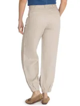 Pantalón de tiro alto confeccionado en lino orgánico, con diseño de bolsillos frontales con solapa, corte holgado y puños elásticos en los tobillos.