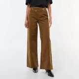 Pantalón de twill color marrón, de corte recto y tiro alto, con un diseño distintivo de cintura cruzada y cierre asimétrico.