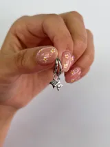 Aros de plata 925 con forma de argolla y dije colgante en forma de estrella con circonia.