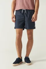 Short de baño liso para hombre, con cintura elástica y cordón ajustable. Cuenta con dos bolsillos laterales, un bolsillo trasero y logo bordado en la parte inferior.