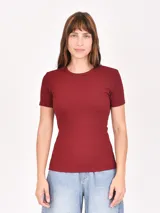 Remera de punto acanalado en color bordó, con cuello redondo y mangas cortas, de corte ajustado al cuerpo.