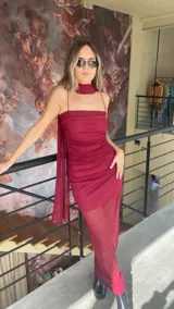 Vestido largo de microtul color bordó, con escote recto, breteles finos y diseño fruncido en el frente. Incluye un cuello tipo gargantilla desmontable y forro corto interno.