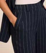 Bermuda de sastrería con cintura alta, trabillas en la cintura, solapa diferenciada y rayas verticales.