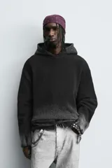 Jersey de punto de algodón con corte relajado, cuello redondo y manga larga. Presenta un diseño con estampado efecto spray degradado y acabados en rib.