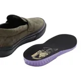 Championes Vans modelo Skate en colaboración con Beatrice Domond, de estilo mocasín slip-on. Confeccionados en gamuza color verde oliva, cuentan con suela de goma vulcanizada negra y detalle de etiqueta lateral a cuadros.