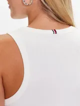 Remera blanca acanalada sin mangas, de corte slim y cuello redondo.