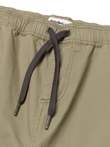 Pantalón jogger Caterpillar de twill en color verde militar, con cintura elástica con cordón de ajuste negro, bolsillos laterales y un bolsillo cargo en la pierna derecha con la etiqueta de la marca.