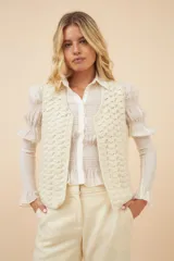 Chaleco marrón de punto abanico crochet. Prenda must have de la temporada.