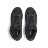 Bota de trekking Merrell modelo Accentor 4 Mid WP, color negro con detalles en gris, diseñada con materiales impermeables y suela de alta tracción.