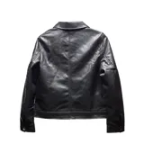 Campera de cuero sintético color negro, con cuello camisero, cierre frontal metálico, bolsillos laterales diagonales y puños con botón metálico.