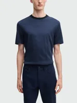 Remera de manga corta con cuello redondo en contraste, confeccionada en tejido de punto texturizado.