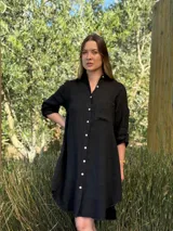 Vestido camisero color beige claro, de lino 100% natural, con botones de nácar, bolsillo delantero y mangas 3/4 con botón para recogerlas. Diseño asimétrico, más largo en la parte trasera.