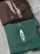 Buzo verde con logo 'OSTEN' estampado en el pecho.