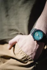 Reloj Chenaut Saphir d’Ébène con movimiento de cuarzo, caja y malla de madera de ébano, esfera azul zafiro con detalles dorados, cristal Hardlex resistente a los arañazos y cierre oculto con botón.