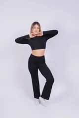 Pantalón negro de corte recto y tiro alto.