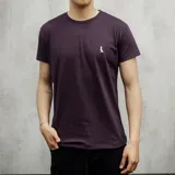 Remera básica de algodón color vino tinto melange, de corte clásico y manga corta.