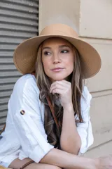 Conjunto de dos piezas compuesto por una camisa de manga larga con botones frontales y un short de cintura elástica, ambos confeccionados en tejido de algodón texturizado color blanco.