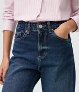 Pantalón de jean azul clásico de corte recto, con tiro alto, presillas para cinto y bolsillos funcionales.