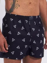 Bóxer de algodón blanco con estampado de flores pequeñas color celeste, con cintura elástica y logo de la marca en el centro.