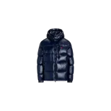 Campera puffer Polo Ralph Lauren modelo Gorham, de color azul marino con acabado brillante, diseño acolchado, capucha desmontable y bolsillos con cierre. Cuenta con el logo bordado en el pecho.