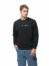 Buzo de felpa color negro con cuello redondo, mangas largas y puños acanalados. Presenta un diseño estampado minimalista en el frente con una estrella y texto.
