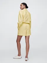 Short de tiro medio con cintura elástica, confeccionado en tela de algodón con estampado de rayas verticales finas en tonos amarillo y azul.