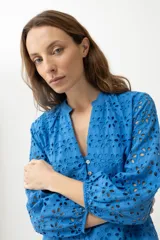 Vestido corto celeste con bordado calado, cuello mao y mangas 3/4 abullonadas.