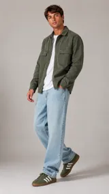 Sobrecamisa de algodón color verde militar, con cuello clásico, cierre frontal con botones y dos bolsillos frontales con solapa.
