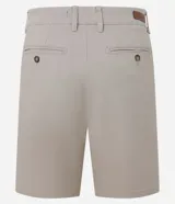 Bermuda masculina slim confeccionada en sarga de algodón con elastano, color beige, con bolsillos laterales tipo chino, bolsillos traseros embutidos con botón, trabillas en la cintura y cierre frontal con botón y cremallera.