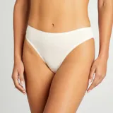 Pack de tres braguitas clásicas de algodón color beige con borde de encaje.