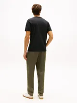 Remera Tommy Hilfiger de corte regular, color negro, con cuello redondo y estampa frontal con logo NYC.
