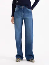 Pantalón de jean de corte recto y estilo semi wide leg con tiro medio. Confeccionado en denim con estructura y un ligero porcentaje de elasticidad para mayor comodidad.